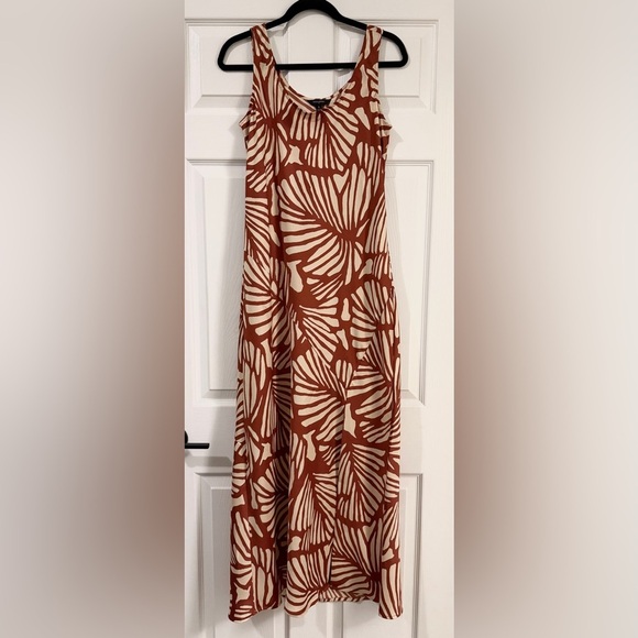 NWT Banana Republic Brown and Cream Leaf Print Off-center front slit Dress - Picture 2 of 3